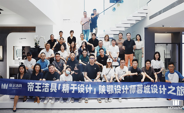 成都，，，，，，，这座古今国都，，，，，，，古蜀文明流转千年，，，，，，，看尽朝代风云更迭，，，，，，，孕育了都江堰、青城山、三星堆等历史古遗迹，，，，，，，厚重的文化秘闻，，，，，，，让成都成为无数设计师们罗致东方文化的宝藏都会。。。。。。。。